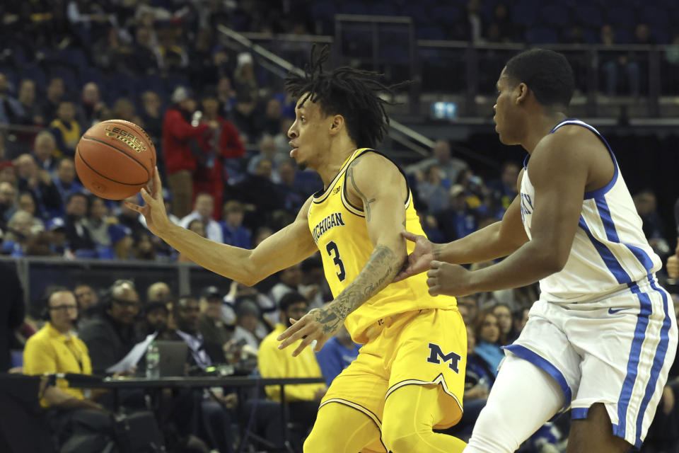 Michigan Wolverines' Jaelin Llewellyn (3) passes out of trouble during an NCAA basketball game between Michigan Wolverines and Kentucky Wildcats at the O2 Arena, in London, Sunday, Dec.4, 2022. (AP Photo/Ian Walton)