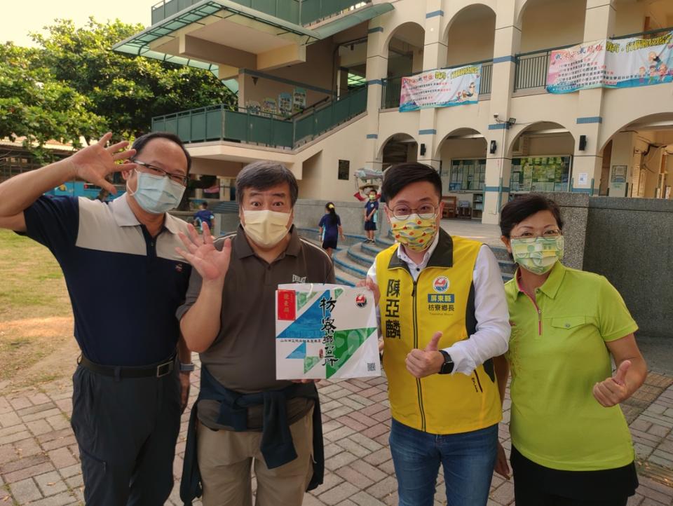 除感謝枋寮940拋磚引玉，嘉惠在地三所學校之外，枋寮鄉長陳亞麟(右二)也致贈枋寮好物，表達對說故事達人胖叔叔(左二)的感謝。   圖/枋寮940提供