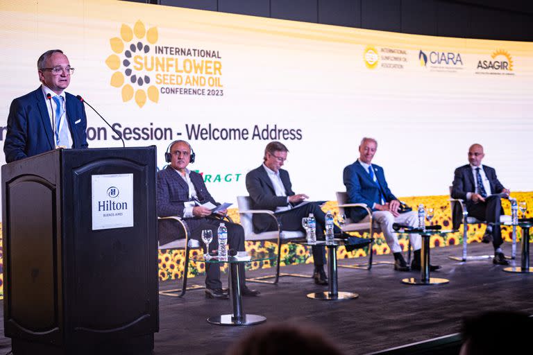 Gustavo Idígoras, presidente de Ciara-Cec, fue uno de los que abrió el congreso de aceite y semilla de girasol 