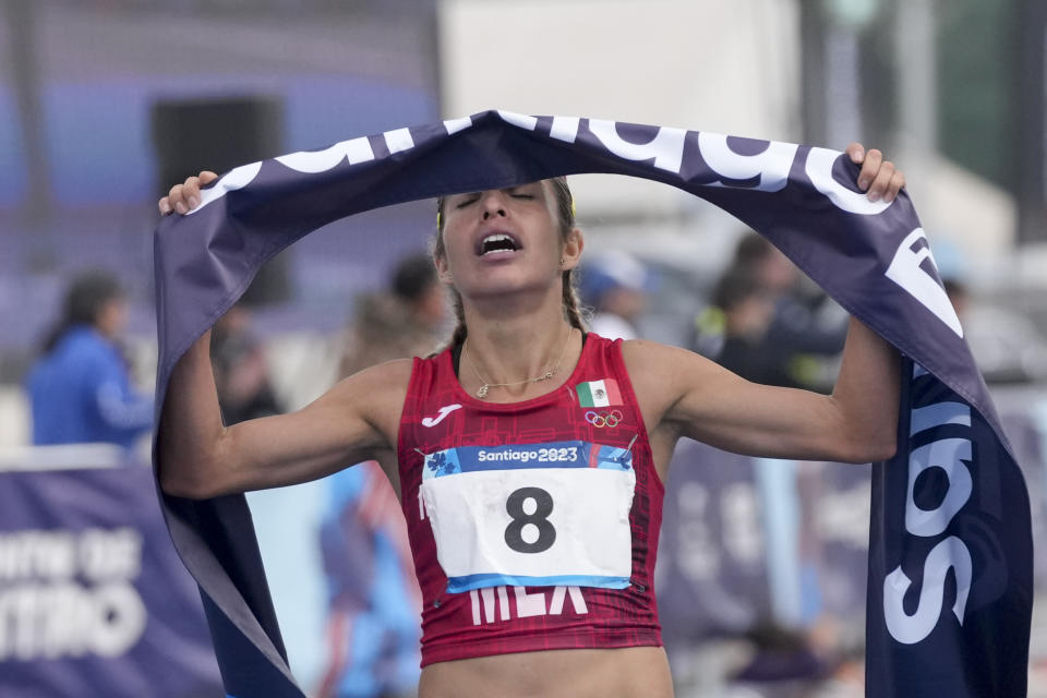 La mexicana Citlali Cristian celebras tras ganar el maratón femenino de los Juegos Panamericanos en Santiago, Chile, el domingo 22 de octubre de 2023. (AP Foto/Martín Mejía)