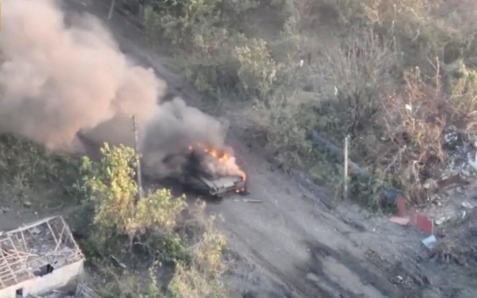 Ein Panzer brennt, als ukrainische Streitkräfte die Stadt Staromaiorske befreien