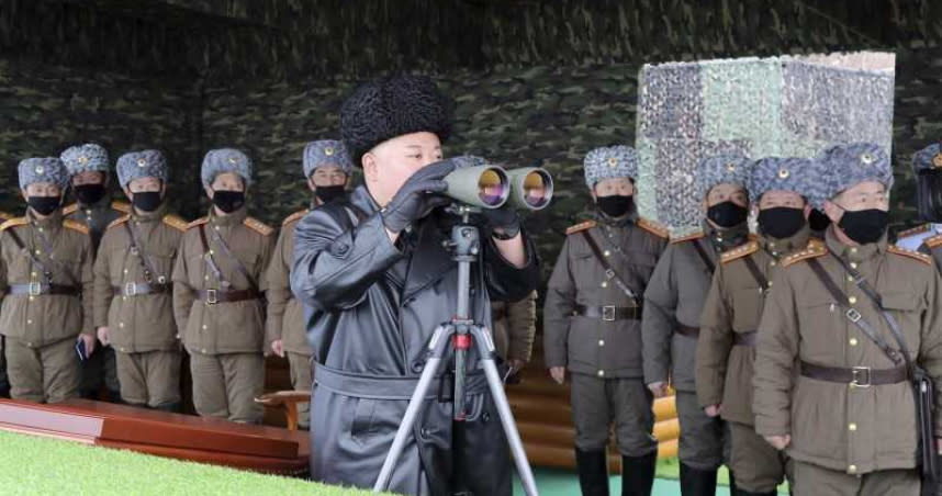 北韓無視疫情照辦軍演，全場就金正恩沒戴口罩。（圖／APTN）