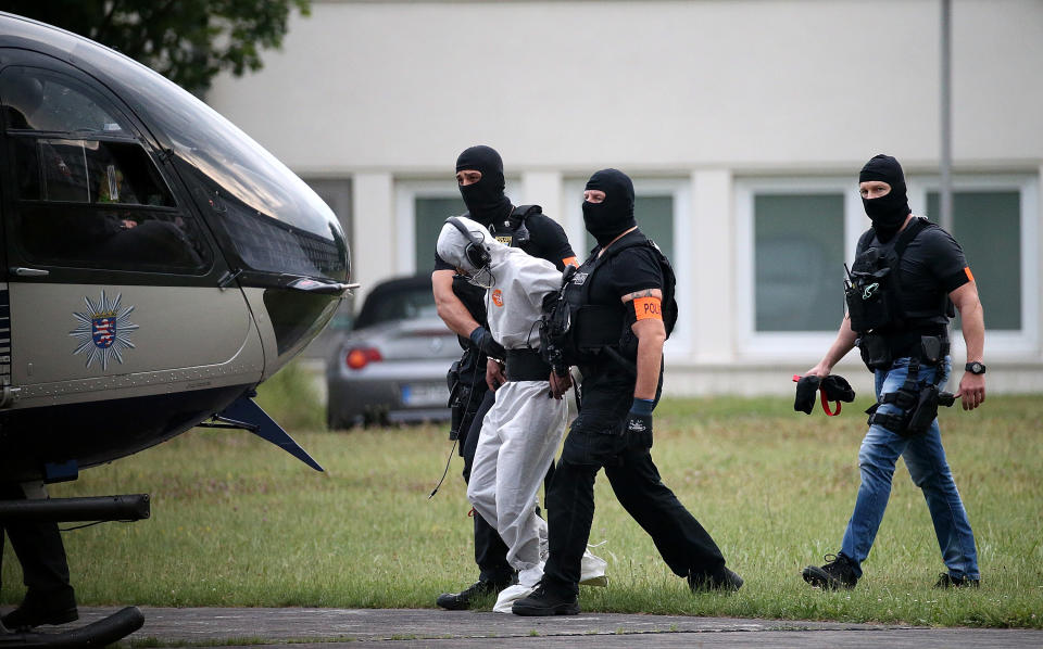 Hessen, Wiesbaden: Ali B., der Tatverdächtige im Todesfall Susanna, wird von Beamten einer polizeilichen Spezialeinheit aus dem Justizzentrum zu einem Polizeihubschrauber gebracht und in eine Justizvollzugsanstalt geflogen. (Bild: Hasan Bratic/dpa)