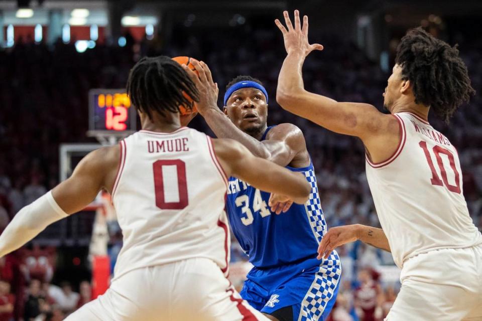 Oscar Tshiebwe is averaging 17.3 points, 15.1 rebounds and 1.5 blocked shots for Kentucky this season.