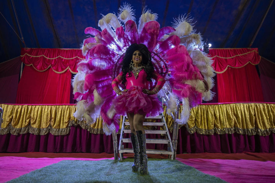 Uno de los artistas del Circo Timoteo, René Sáez, caracterizado como "Verónica Power," posa para una fotografía a las afueras de Santiago, Chile, el 11 de diciembre de 2022. “La idea del transformista es que uno en el día ande de varón y en la noche es la transformación, de eso se trata. Yo en el día soy varón y uno se siente varón y en la noche interpreto un papel de mujer. En el escenario me creo mujer, pero en sí uno tiene mentalidad de varón”, afirmó. (AP Foto/Esteban Félix)