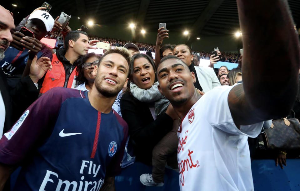 Ein Selfie mit dem Superstar: Malcom (r.) und sein Landsmann Neymar (Bild: Getty Images)