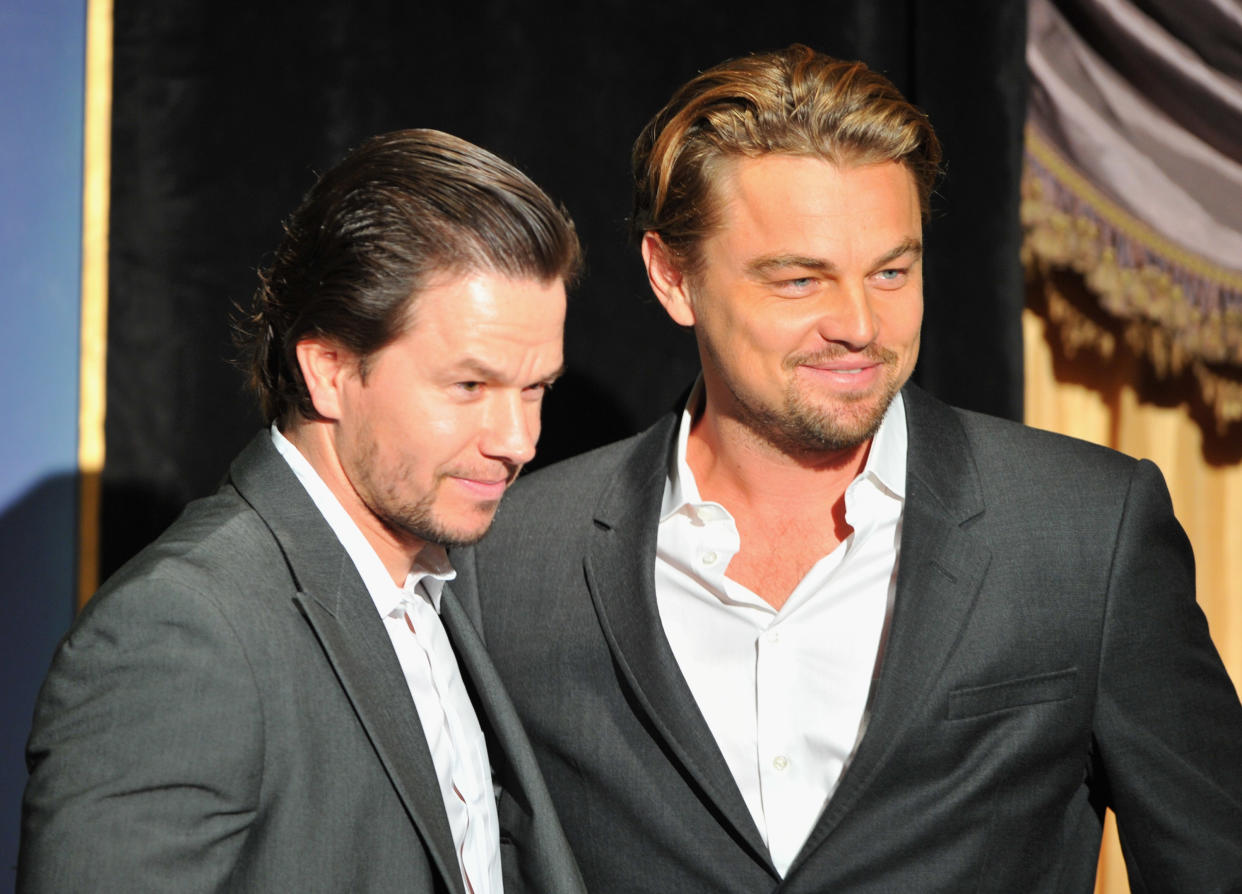 BEVERLY HILLS, CA - 04 DE AGOSTO: (L-R) Los actores Mark Wahlberg y Leonardo DiCaprio asisten al almuerzo anual de la Asociación de Prensa Extranjera de Hollywood en el Hotel Beverly Hills el 4 de agosto de 2011 en Beverly Hills, California. (Foto de Alberto E. Rodríguez/WireImage)