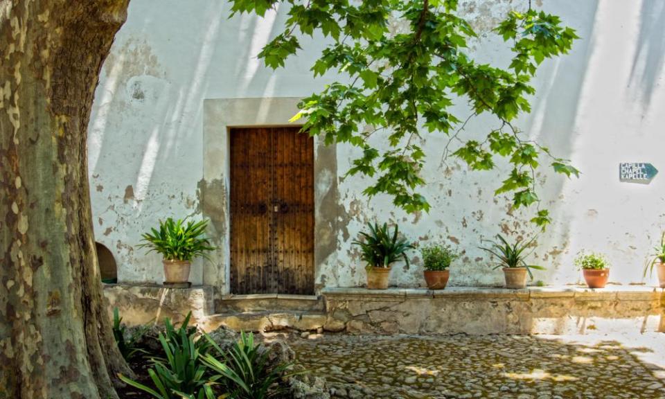 Jardines De Alfabia lone door framed by tree