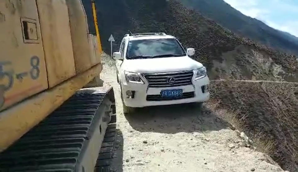 The driver was left with only inches to spare on the narrow road. (Asiawire)