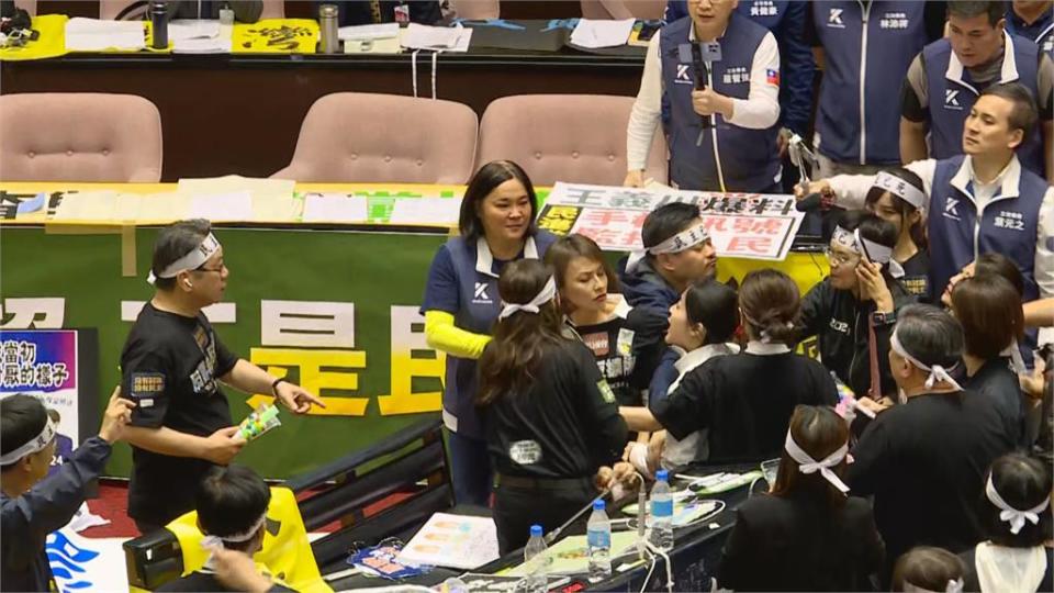 快新聞／羅智強拿《再生醫療法》挑釁！　邱議瑩衣服遭徐巧芯暴力撕破