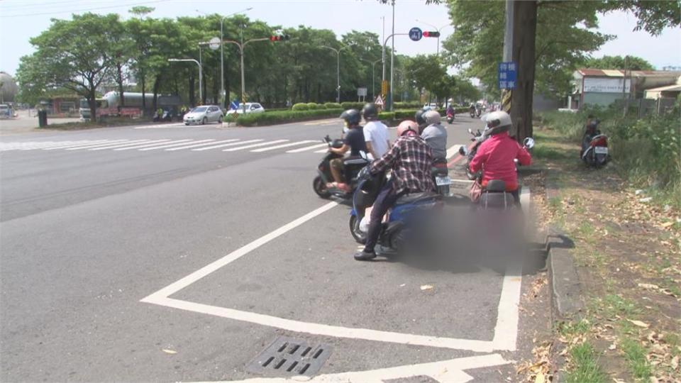 高楠公路奇景　上百公尺機車車龍排隊等待轉