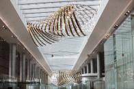 <p>Aeropuerto de Changi (Singapur)<br> Petalclouds, la escultura cinética de 200 metros, es otro elemento visual que ilumina y anima el aeropuerto mediante la formación lenta de nubes que se deslizan al ritmo de la música de Ólafur Arnalds, un compositor galardonado con el premio BAFTA (Changhi Airport Group). </p>