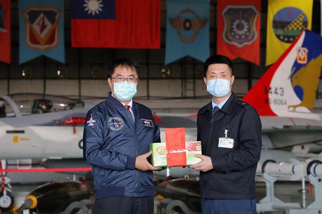 春節將至，台南市長黃偉哲率市府團隊前往空軍第一戰術戰鬥機聯隊勞軍。（洪榮志攝）