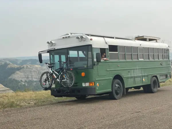 Das Paar verzichtete auf ein Wohnmobil zugunsten eines günstigeren Schulbusses. - Copyright: Pooja Shah