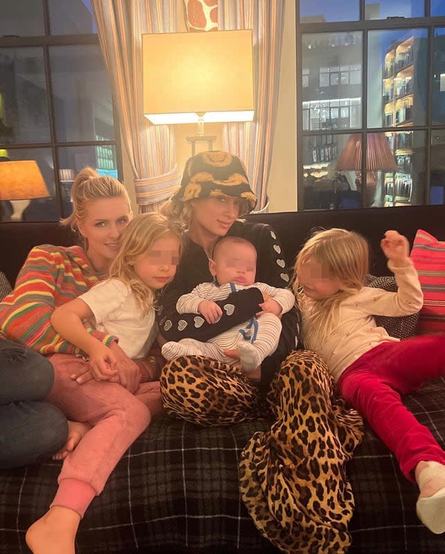 Paris Hilton junto a su hermana, su hijo y sus sobrinos 