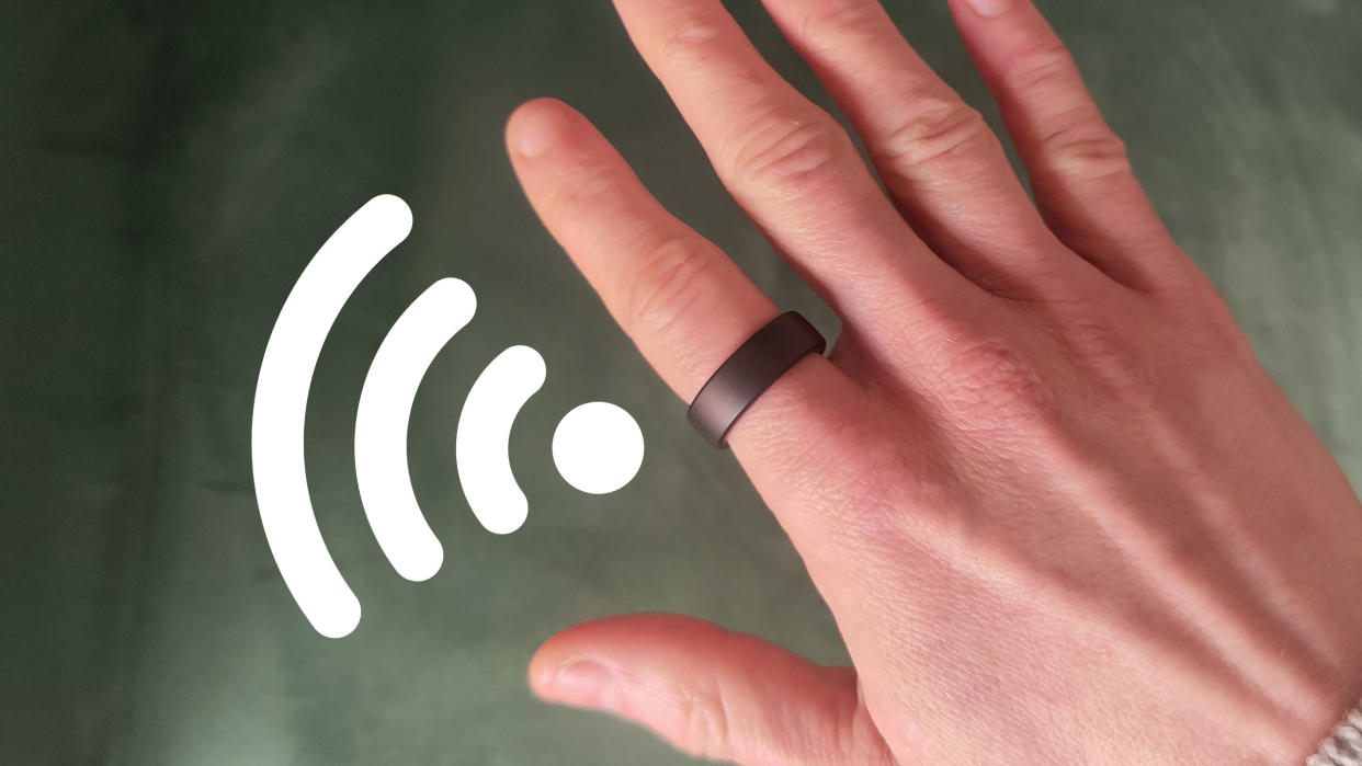  Oura Ring broadcasting a wireless signal 