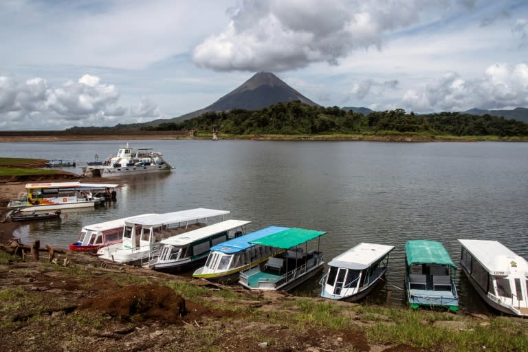 Vista de la represa del lago Arenal de generación hidroeléctrica, en Costa Rica, el 22 de junio de 2023. (Ezequiel BECERRA)