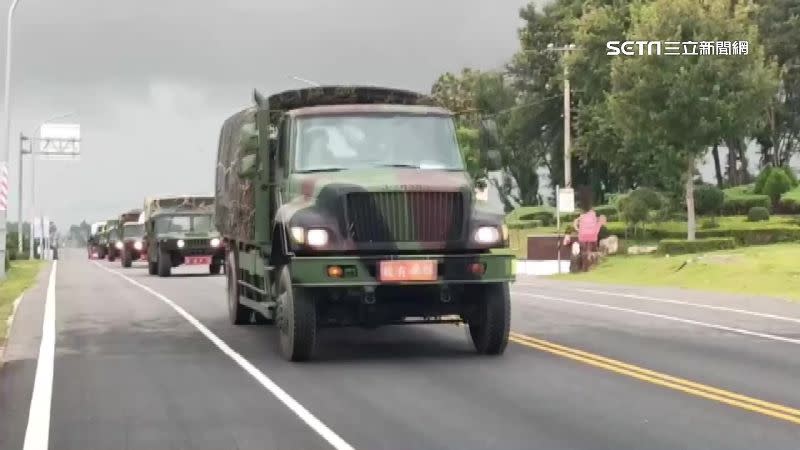 戰車跟運兵車行經金門道路上。