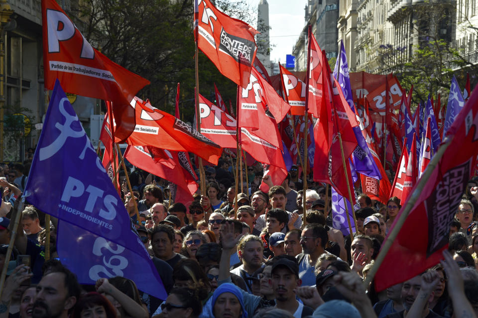 Manifestantes marchan contra las medidas de ajuste económico en Buenos Aires, Argentina, el miércoles 20 de diciembre de 2023. Días después de asumir el cargo, el presidente de Argentina, Javier Milei, anunció un drástico plan de reducción del gasto y de ajustes que fue rechazado por organizaciones sociales y sindicales. Además, advirtió que se castigarán los cortes de vías en las manifestaciones. (AP Foto/Gustavo Garello)