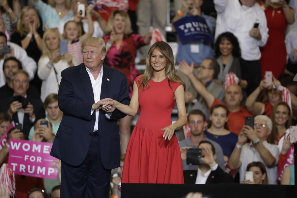 Die First Lady Melania Trump unterstützt ihren Mann bei einer Rede in Florida (Foto: AP Photo/Chris O’Meara)