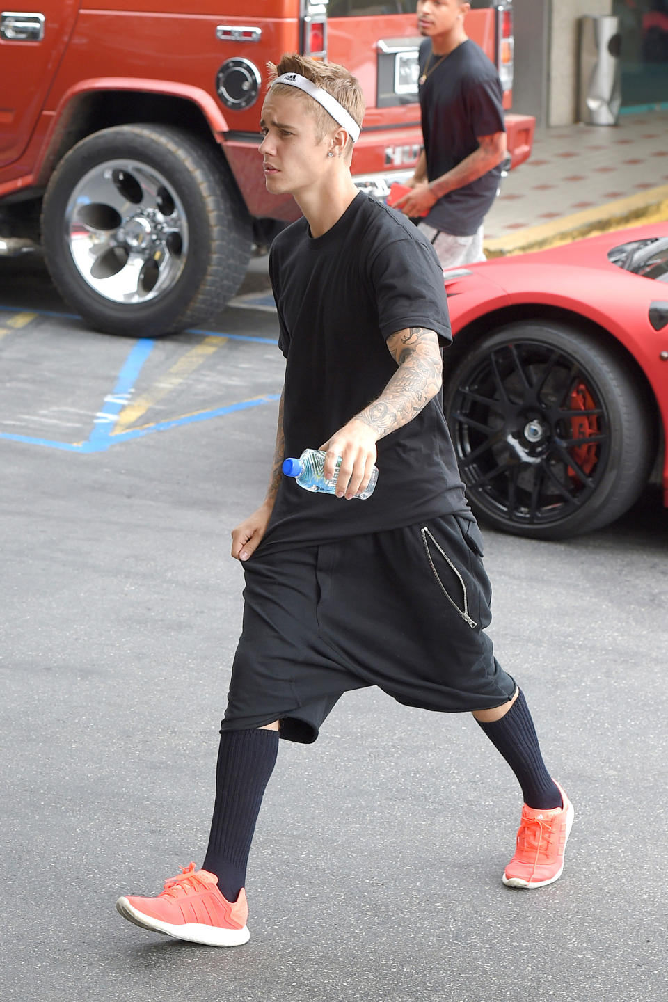 <p>Diamond earrings at the gym? Bieber so faaaaaancy.</p>