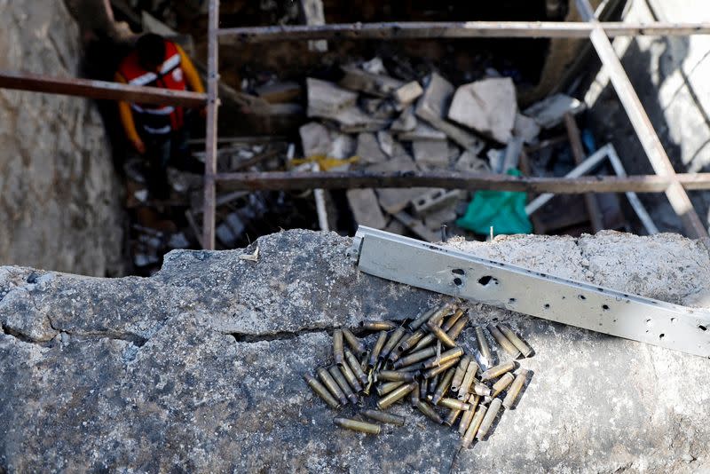 Casquillos de bala usados yacen en una casa donde las fuerzas israelíes mataron a pistoleros palestinos en una redada, según el ejército israelí, en Naplusa, en la Cisjordania ocupada por Israel