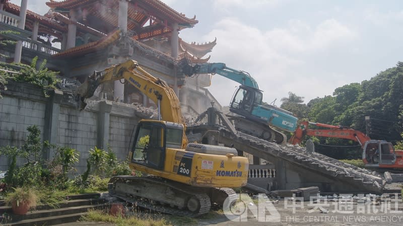 彰化縣二水鄉碧雲禪寺26日展開拆除工作，怪手先在碧雲禪寺前的廣場集結，由指揮官一聲令下，開始拆除正殿違建物。（中央社）