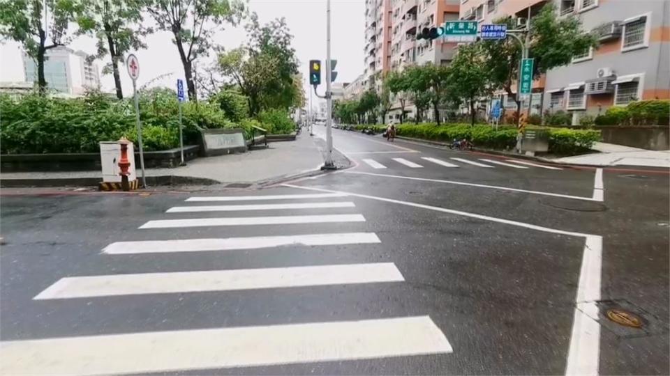 「虎媽」載女兒突失控飆罵　趕下車要求當街下跪