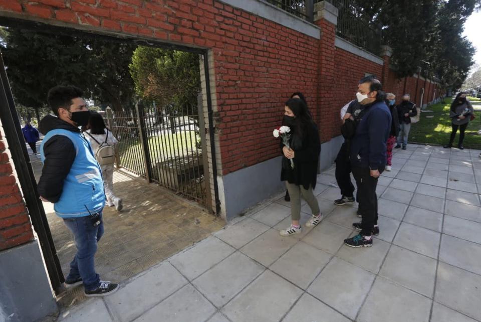 En los cementerios de Chacarita, Flores y Recoleta hoy es una jornada de reencuentros y despedidas postergadas por el coronavirus