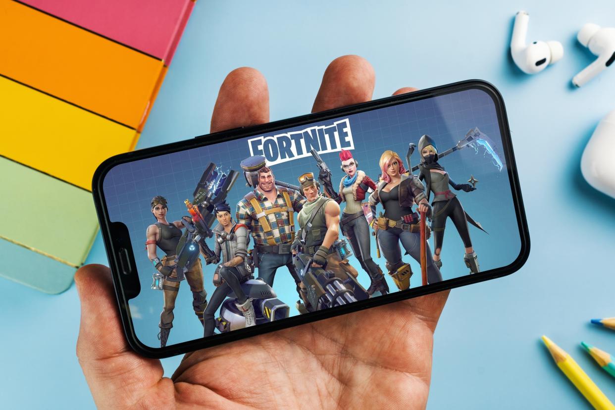  Fortnite on iPhone. 