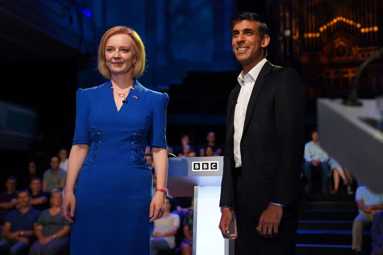 Britain's Foreign Secretary Liz Truss (L) and former chancellor to the exchequer Rishi Sunak, contenders to become the country's next prime minister, arrive to take part in the BBC's 'The UK's Next Prime Minister: The Debate' in Victoria Hall in Stoke-on-Trent, central England, on July 25, 2022. (Photo by Jacob King / POOL / AFP)