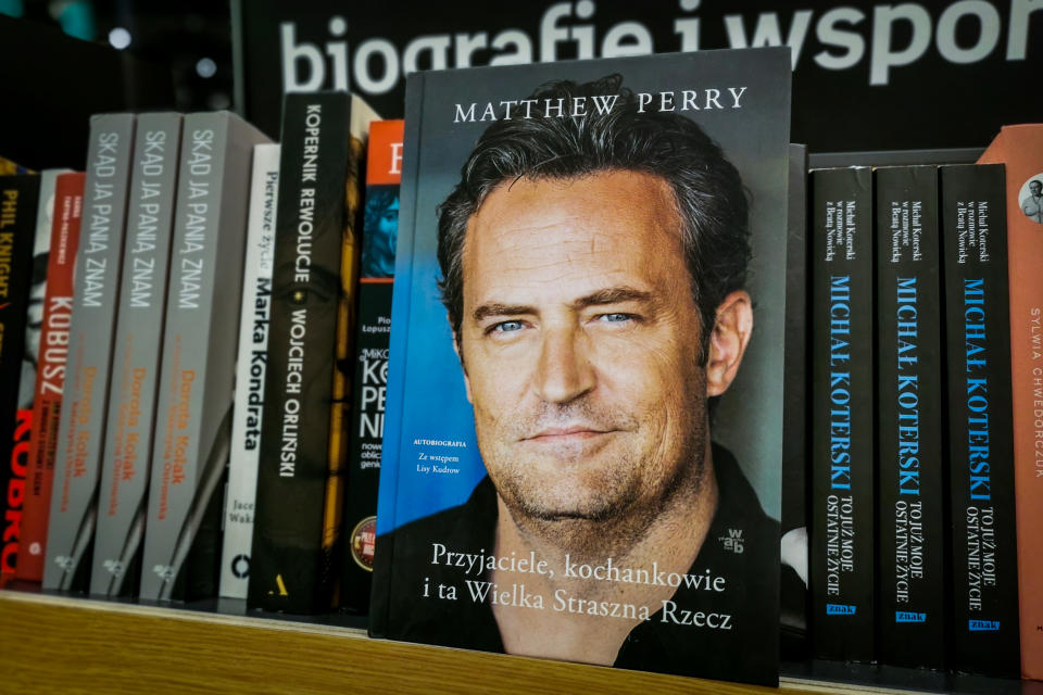 Una de las ediciones de las memorias de Matthew Perry 'Friends, Lovers, and the Big Terrible Thing'. (Beata Zawrzel vía Getty Images)