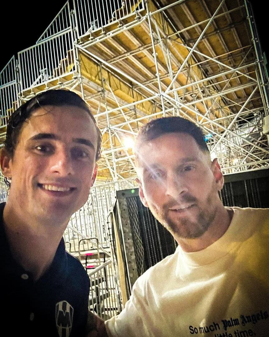 Jordi Cortizo, jugador de Rayados de Monterrey, en una selfie con Lionel Messi después del partido ante Inter Miami