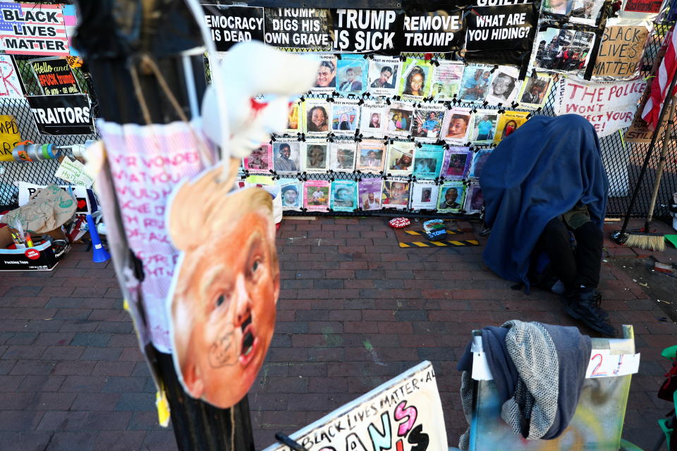 Carteles contra Donald Trump en los alrededores de la Casa Blanca