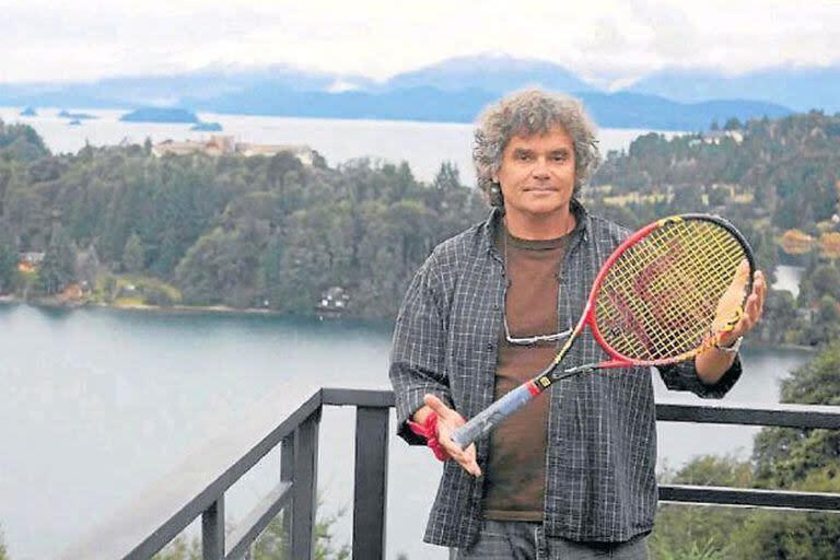 Claudio Crusizio, en Bariloche, con la raqueta que Gaudio ganó Roland Garros en 2004 