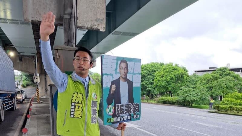 ▲基隆市議員張秉鈞涉詐助理費，基隆地院合議庭晚間裁定繼續羈押，並禁止接見、通信。（圖／翻攝張秉鈞臉書）