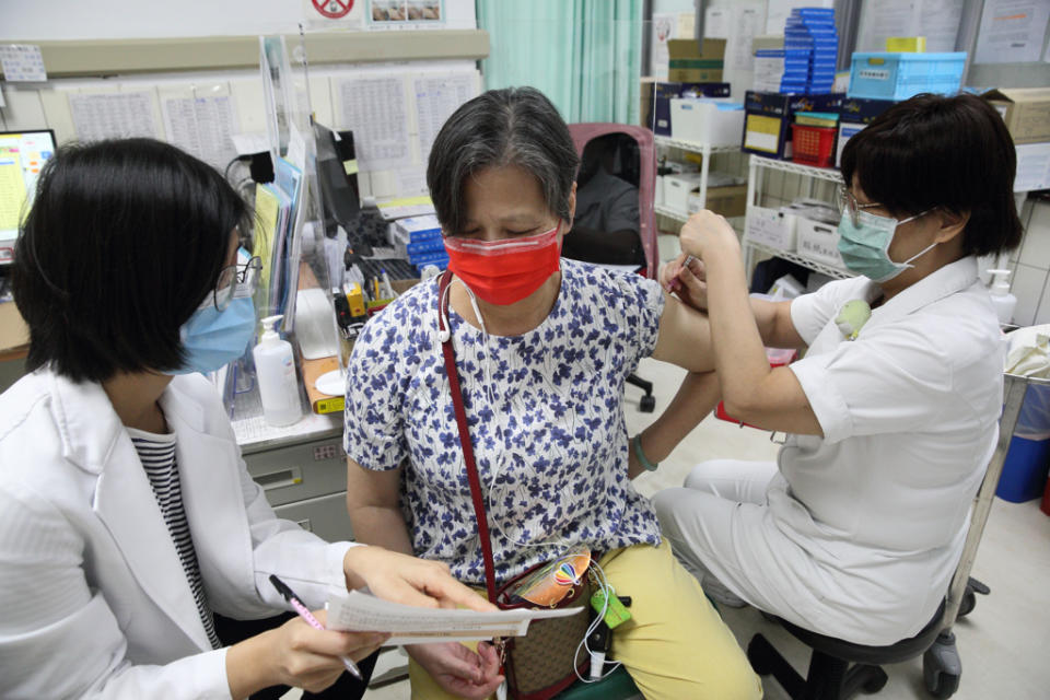 公費流感疫苗今天開放65歲以上長者、醫護、國小至高中職等10類對象接種。(資料照)