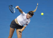 La estadounidense Amanda Anisimova saca ante la bielorrusa Aryna Sabalenka durante su partido de la tercera ronda del Abierto de Australia en Melbourne, el viernes 18 de enero de 2019. (AP Foto/Mark Sjefeelbein)