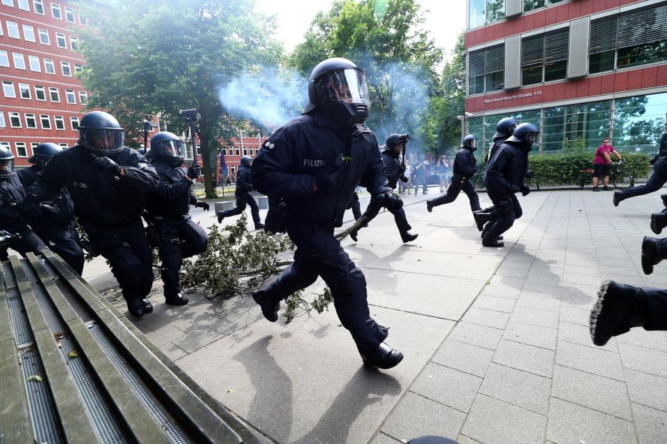 <p>German police charge towards protesters during a demonstration at the G20 summit in Hamburg, Germany, July 7, 2017. (Photo: Pawel Kopczynski/Reuters) </p>