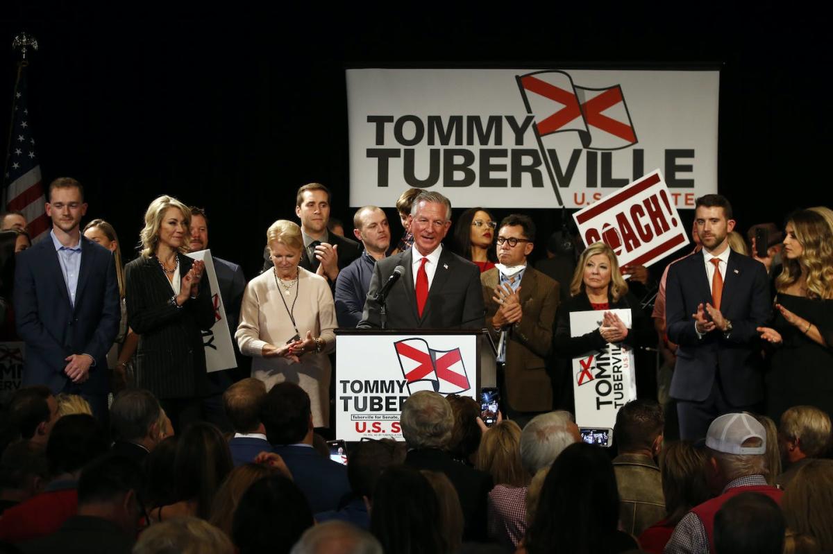 Сенаторът от Републиканската партия на Алабама Томи Тъбървил е подложен