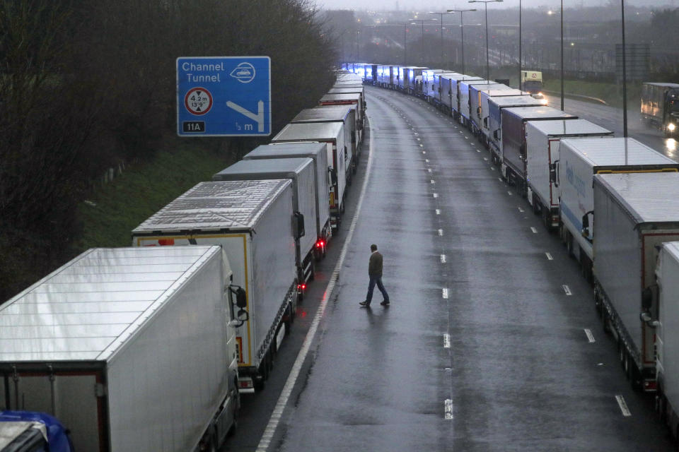Los camiones esperan aparcados en los arcenes después de que se cerrara el Eurotúnel que comunica Reino Unido con Francia. (Photo by Steve Parsons/PA Images via Getty Images)