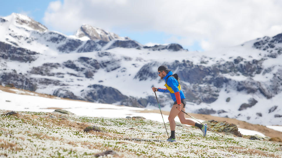 Beim Nordic Running – oder Nordic Jogging – geht ihr mit Stöcken laufen. - Copyright: picture alliance / CHROMORANGE | Michelangelo Oprandi