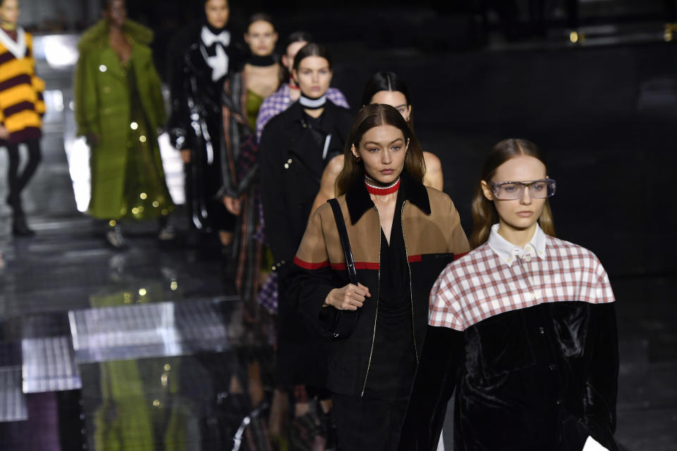 Burberry-Mode auf der Fashion Week in London (Bild: Getty Images)