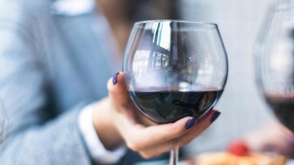 El vino tinto podría formar parte de una dietoterapia anti-neurodegenerativa. (Foto: Getty)