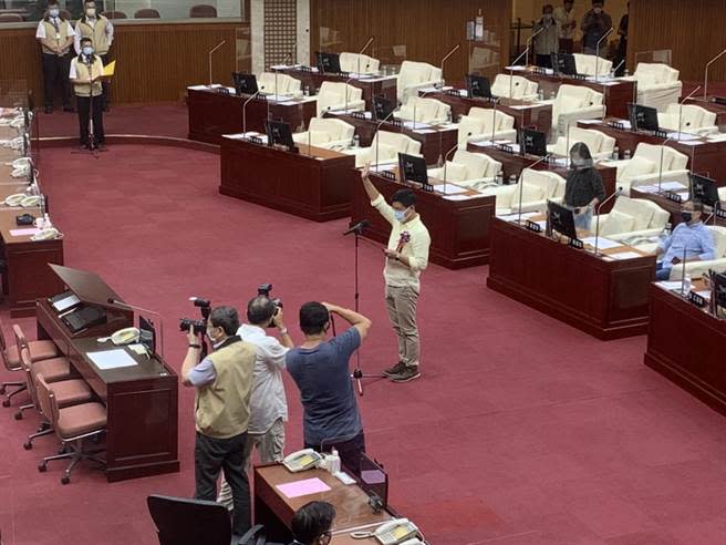 北市議會上午第13屆遞補議員陳賢蔚宣誓就職典禮。（黃婉婷攝）