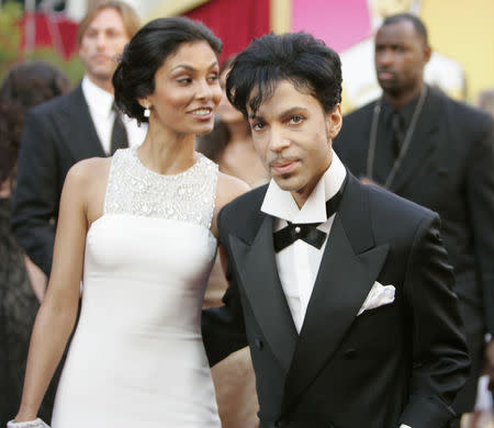 Prince and wife Manuela Testolini arrive at the 77th annual Academy Awards in Hollywood, February 27, 2005. REUTERS/Mike Blake MM