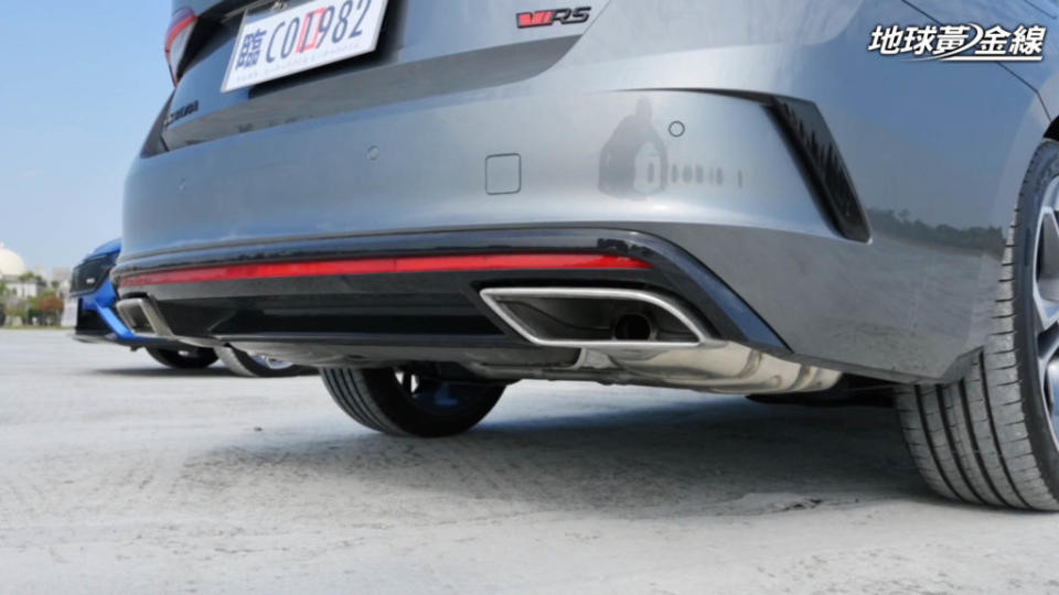 實體雙出尾管、貫穿式反光板都是Octavia RS的特徵。(攝影/ 林先本)