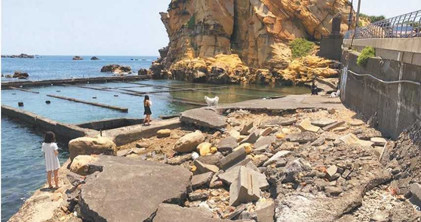 近幾個月爆紅的北海岸祕境「野柳九孔池」，步道因颱風淘空，危機四伏。（圖／中國時報許家寧攝）