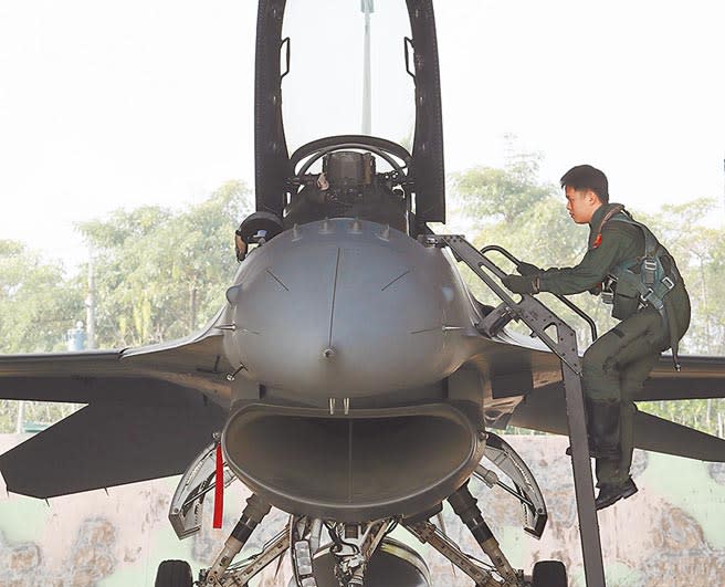 大陸軍事專家19日受訪指出，大陸空軍對台灣軍事活動是否繼續升級，將視美台互動而定。圖為我國軍演練緊急起飛。(本報資料照片)
