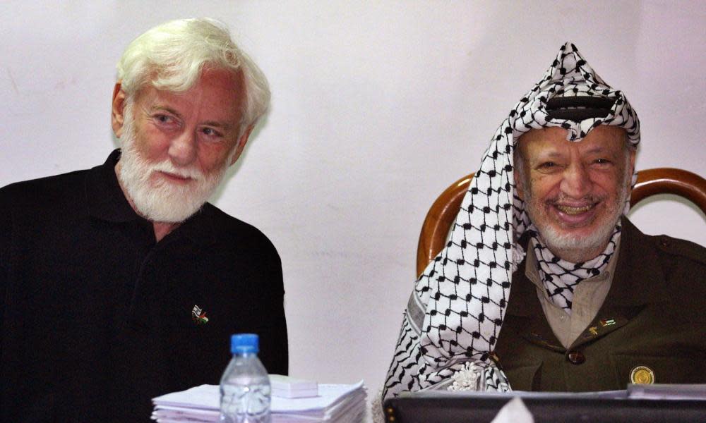 Uri Avnery, left, with the Palestinian leader Yasser Arafat during a meeting in the West Bank city of Ramallah, 2002.